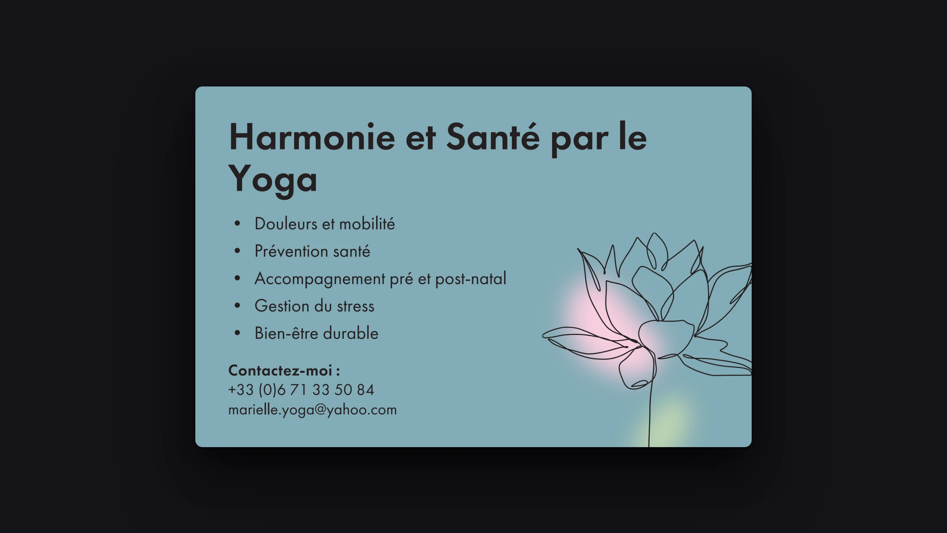 Verso de la carte Sattva Yoga : promesse « Harmonie et Santé par le Yoga », cinq bénéfices (douleurs et mobilité, prévention santé, pré et post-natal, gestion du stress, bien-être durable), coordonnées et même lotus.